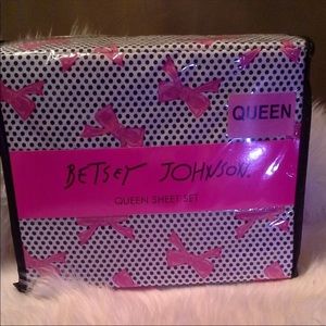 Betsey Johnson Bedding - BETSEY JOHNSON POLKA DOT/BOW QUEEN SHEETS SET Betsey Johnson Bedding - BETSEY JOHNSON POLKA DOT/BOW QUEEN SHEETS SET